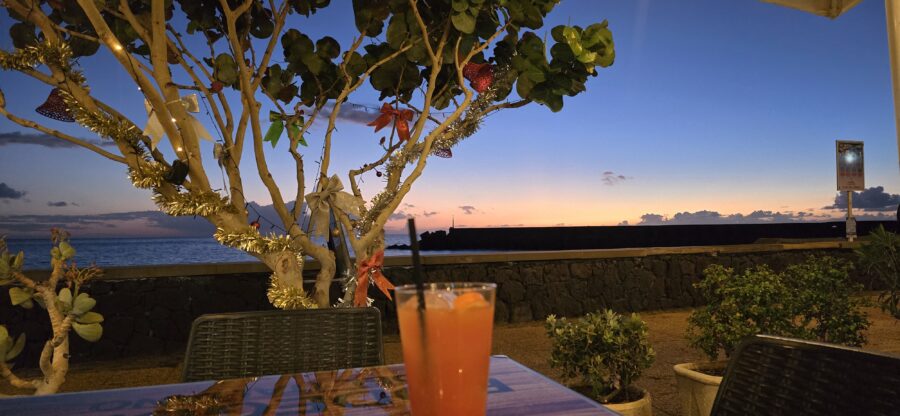 Campari Orange vor Meertraube mit Weihnachtsdeko