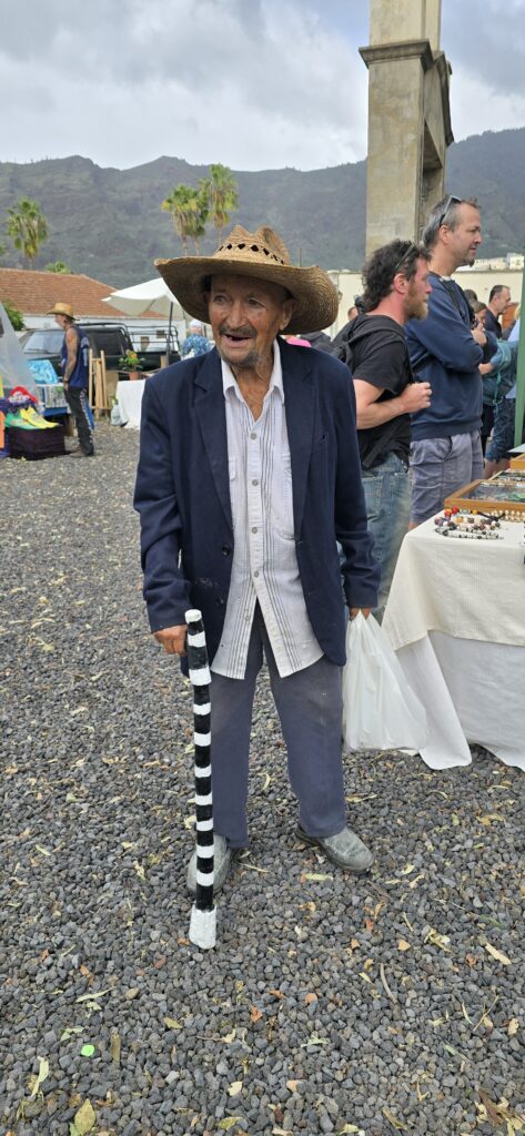 ein interessanter alter Mann auf dem Flohmarkt