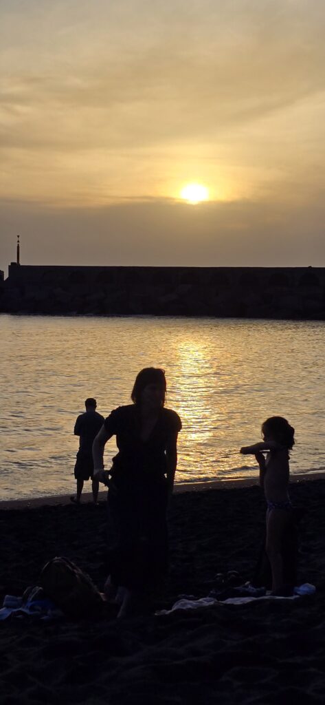 Strandleben bei Sonnenuntergang, Mutter, Vater, Kind