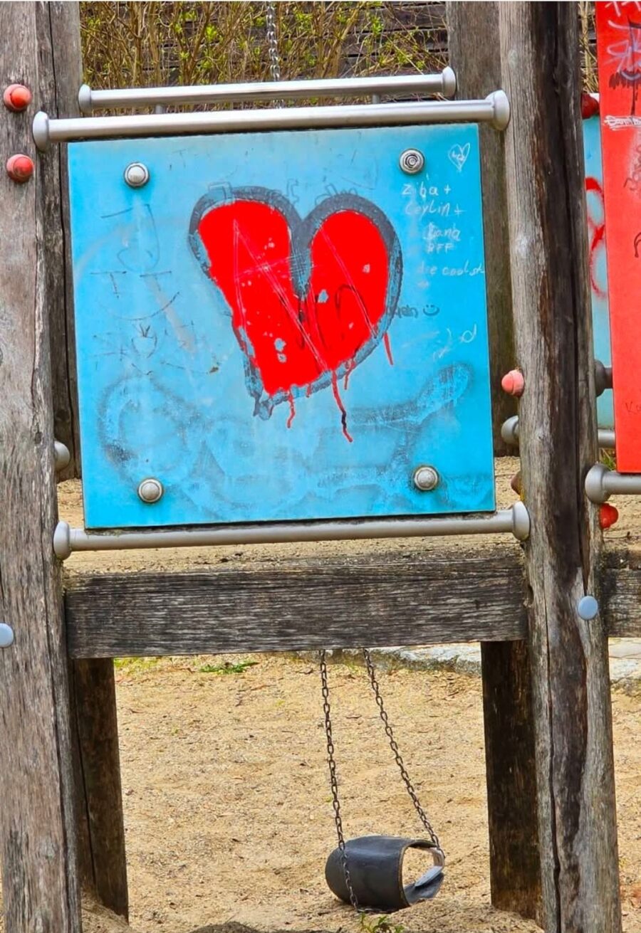 Herz auf einem Spielplatz