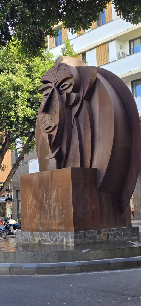 In Los Llanos zu findende Skulptur: Guanchenkopf, der in die Sonne sieht. Von D. Fernando Bellver.