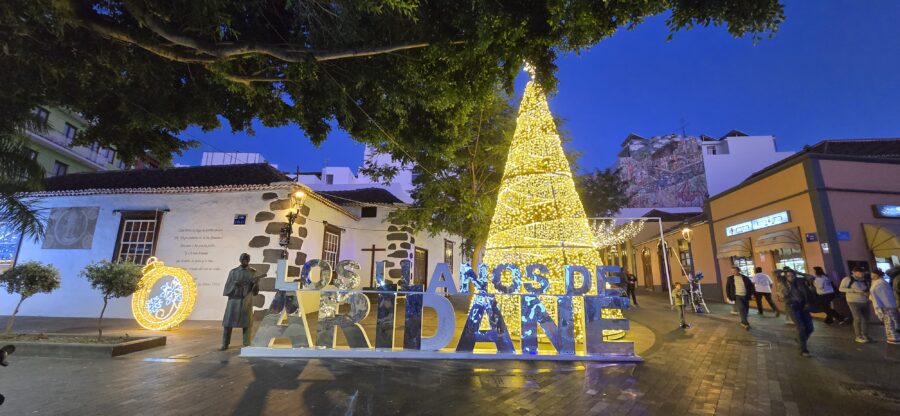 Mal wieder in Los Llanos de Aridane, Christbaum und Stadtnamensschild