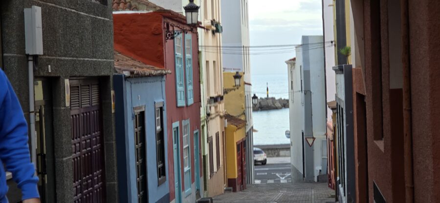 Ausblick von Santa Cruz durch die Gassen aufs Meer