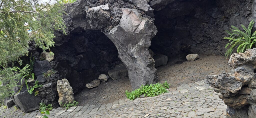 Höhlenanlage im Mosaikgarten